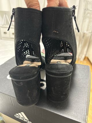 Botines descubiertos negros. un solo uso