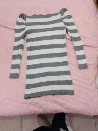 Vestido de rayas gris y blanco