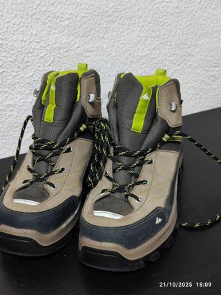 Botas montaña Quechua T36 (1 uso)