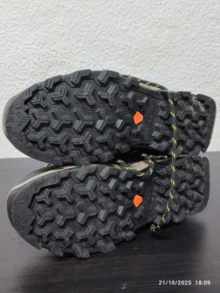 Botas montaña Quechua T36 (1 uso)