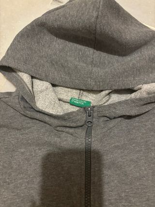 Sudadera gris con cremallera y bolsillos