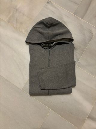 Sudadera gris con cremallera y bolsillos