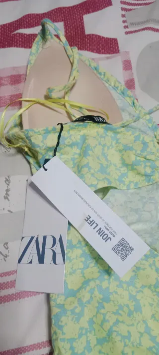 Vestido floral Zara y camiseta de manga larga.