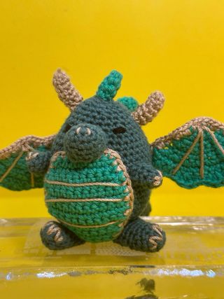 Dragón de ganchillo hecho a mano