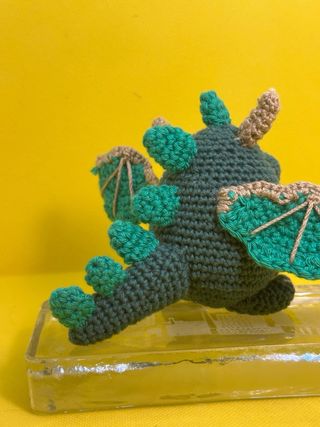 Dragón de ganchillo hecho a mano