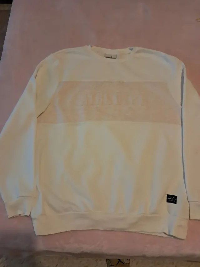 Sudadera blanca con banda rosa