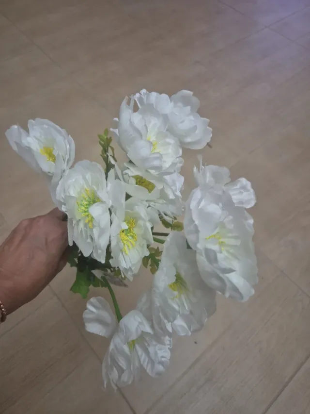 Fiori artificiali bianchi