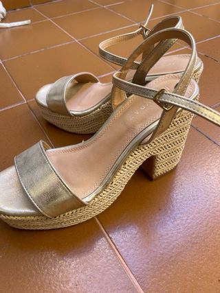 Sandalias Maripaz doradas tacón cuña esparto