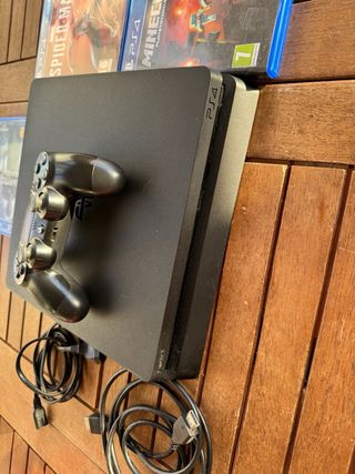 Play Station 4 (PS4) 500 GB + 3 giochi