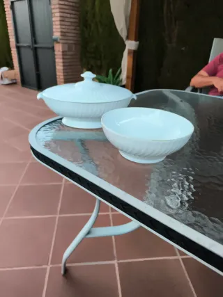 Sopera y ensaladera de porcelana blanca