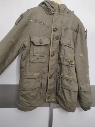 Chaqueta verde militar con múltiples bolsillos