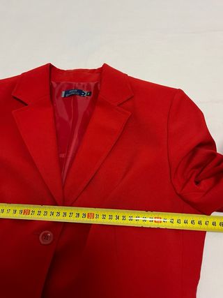 Traje de chaqueta y pantalón rojo talla 44 Amichi