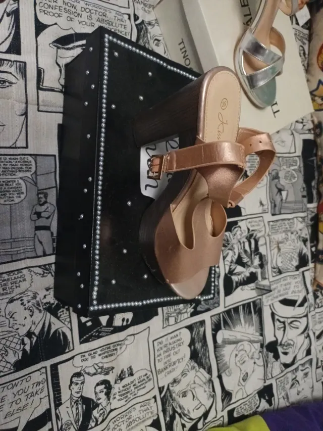 Zapatos de tacón dorados talla 39