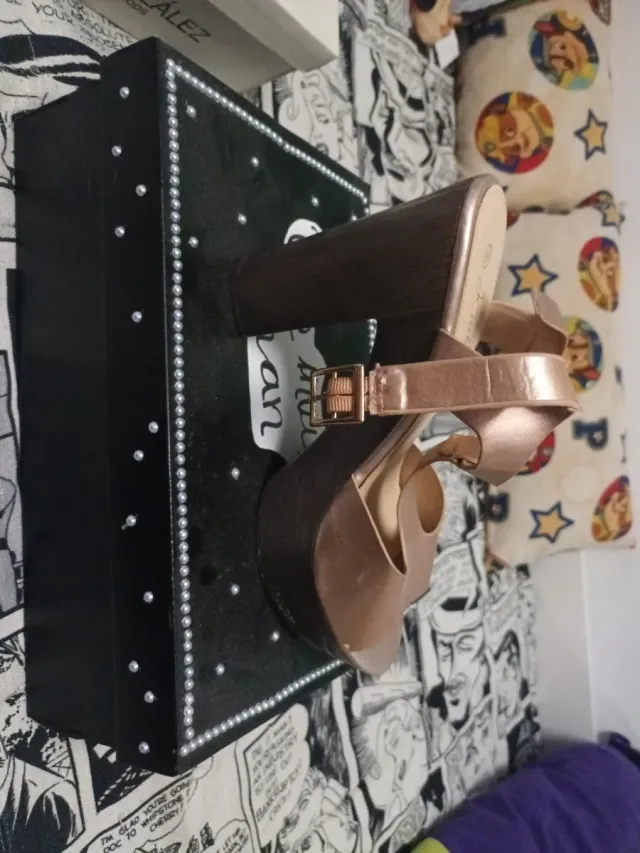 Zapatos de tacón dorados talla 39