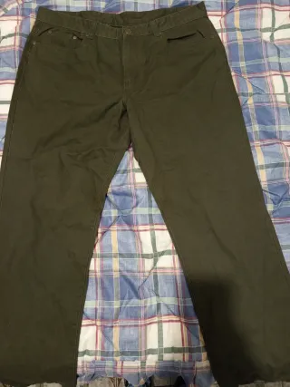 Pantalón verde oliva hombre