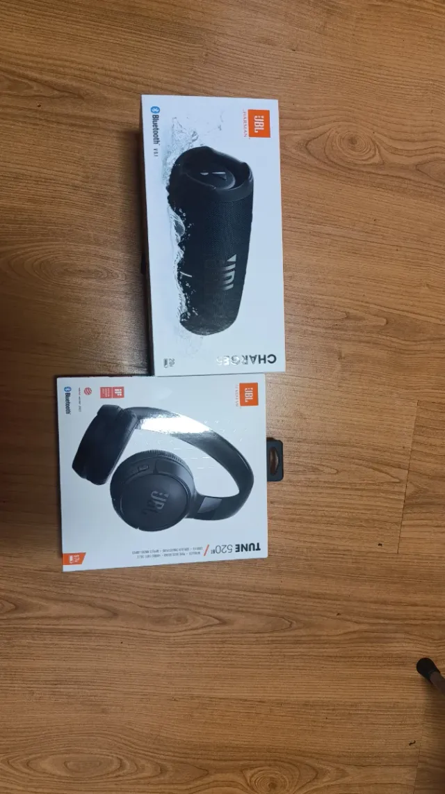 Altavoz JBL Charge 5 y Auriculares Tune 520BT