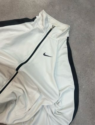 Chaqueta Nike Oversize Blanca y Negra