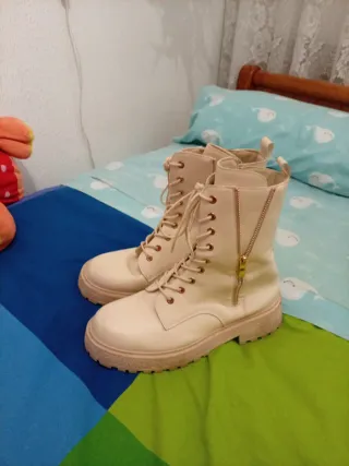 Botas beige talla 40 con cordones y cremallera