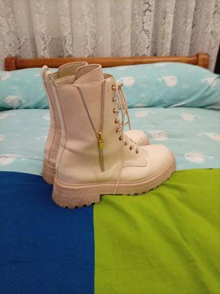 Botas beige talla 40 con cordones y cremallera