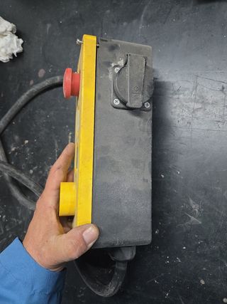 Mando para montacargas con botones