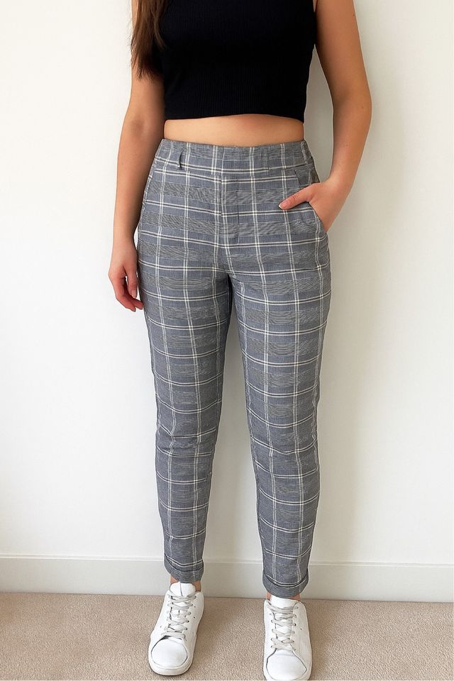 Pantalones de cuadros grises estilo británico