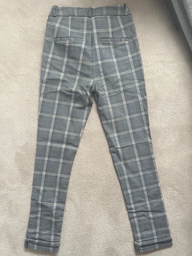 Pantalones de cuadros grises estilo británico