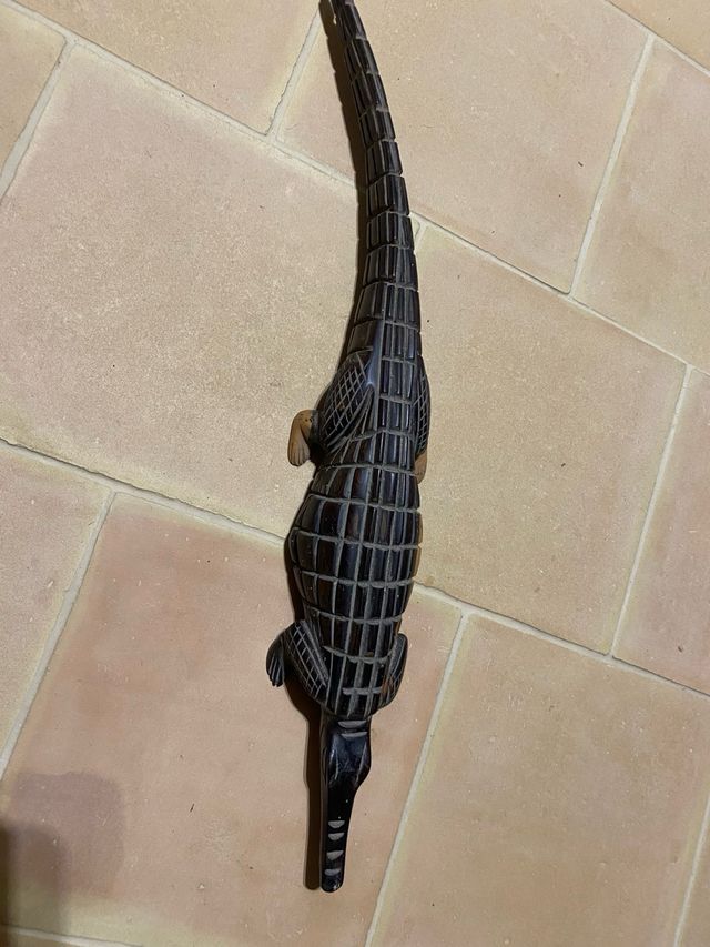 Figura de cocodrilo africano de madera
