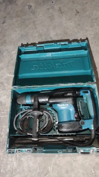 Martillo Makita HM0871C con maletín