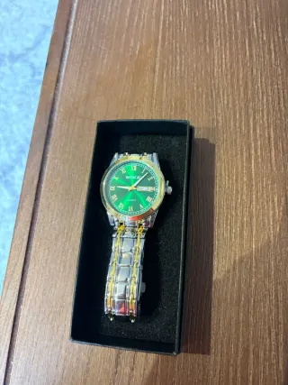 Reloj Dorado y Verde