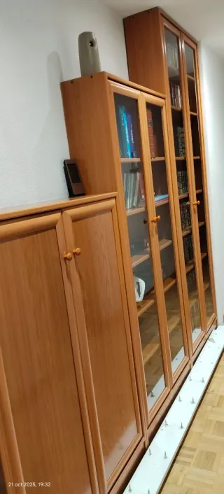 Libreria stretta con anta in vetro