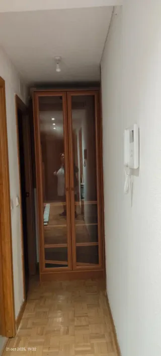 Libreria stretta con anta in vetro