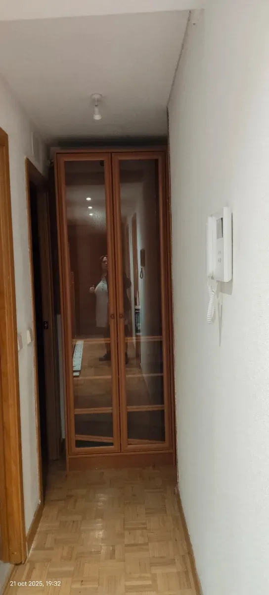 Libreria stretta con anta in vetro