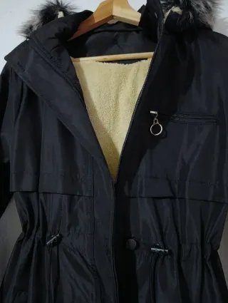 Parka negra con gorro y forro marrón