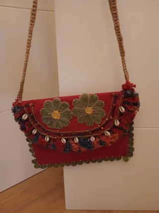 Bolso artesanal con flores y conchas