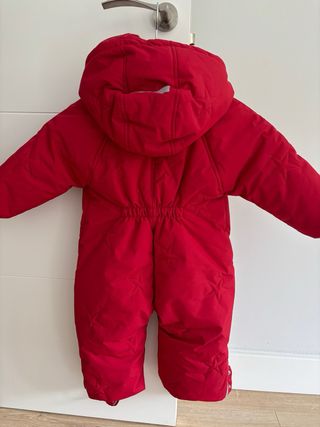 Mono de esquí rojo para niño