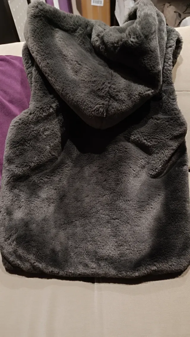 Chaleco de pelo con capucha para niña