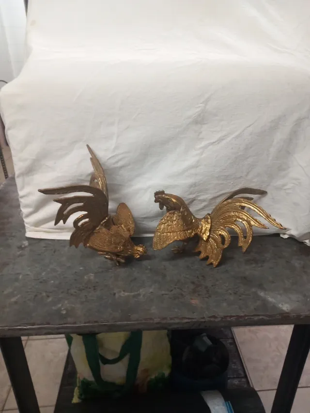 Pareja de gallos de bronce