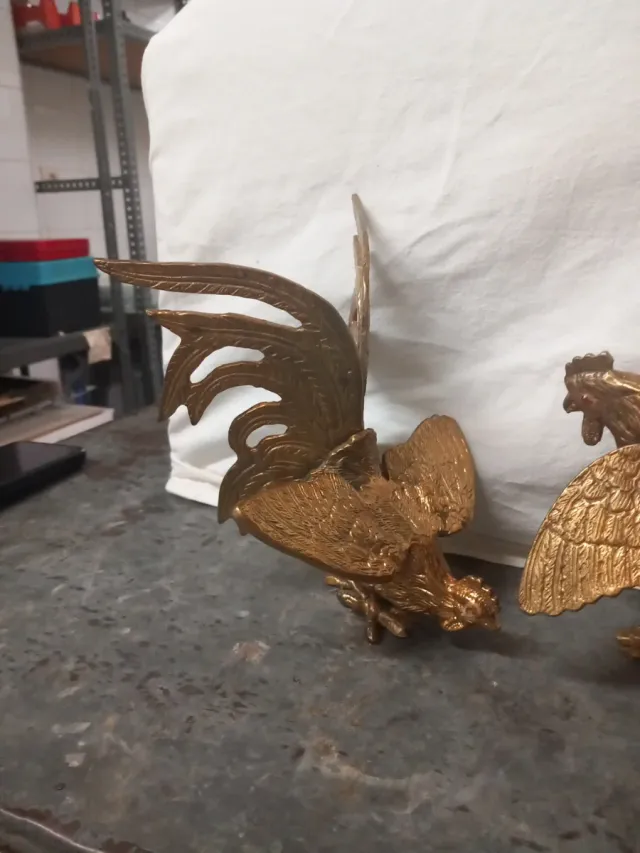 Pareja de gallos de bronce