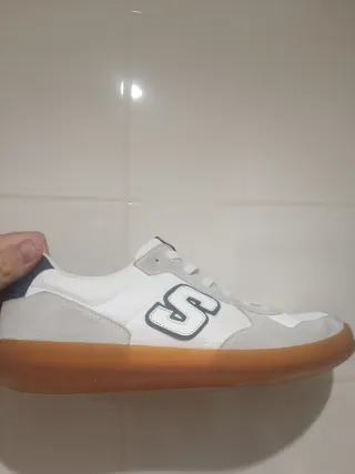 Zapatillas Skechers grises y blancas. Y 47,5