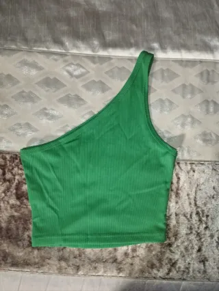 Camiseta verde de un hombro