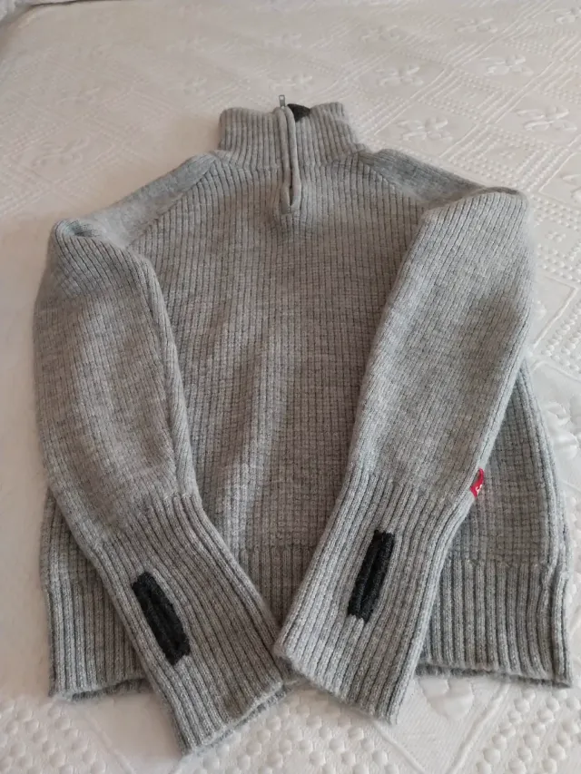 Jersey de lana gris con cremallera es de Noruega