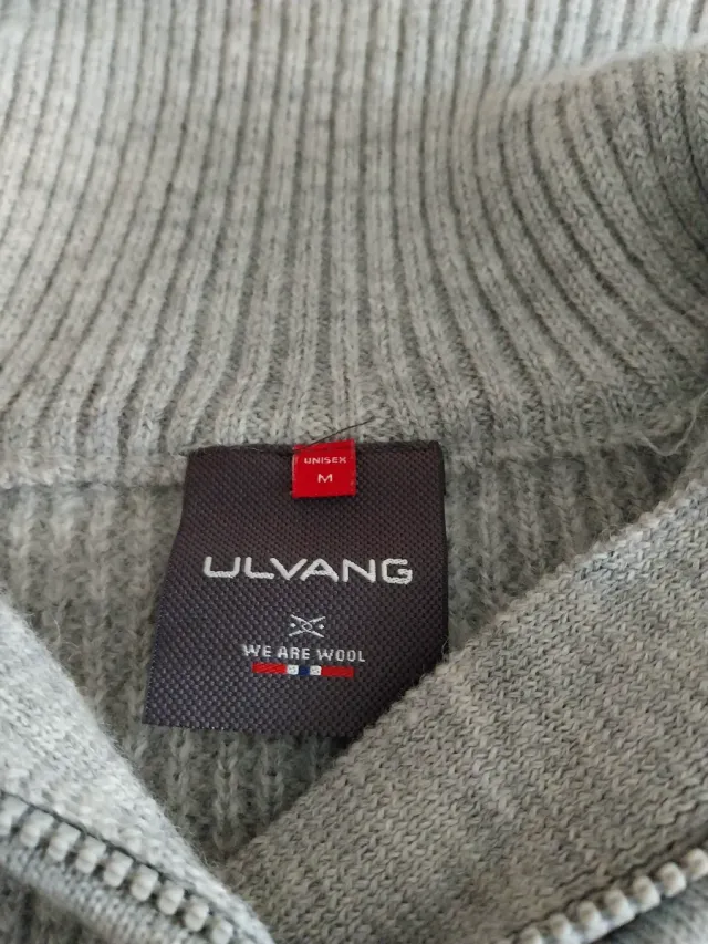 Jersey de lana gris con cremallera es de Noruega