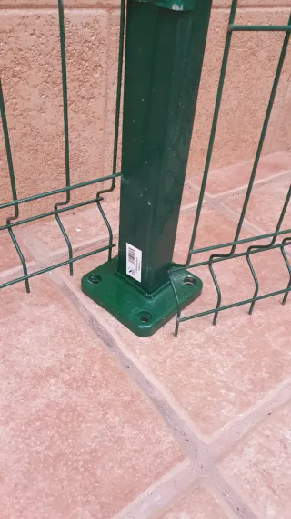 Cancela y vallas metálicas verdes