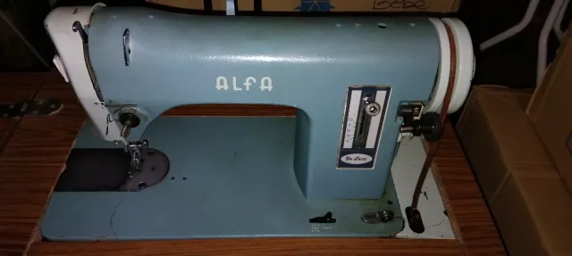 Máquina de coser Alfa azul