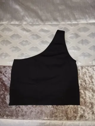 Camiseta negra de un hombro