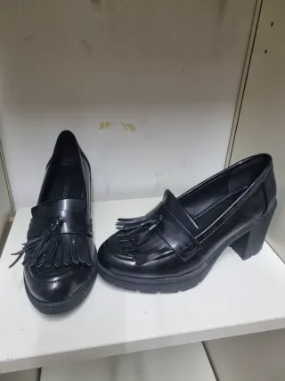 Zapatos de tacón negros con flecos