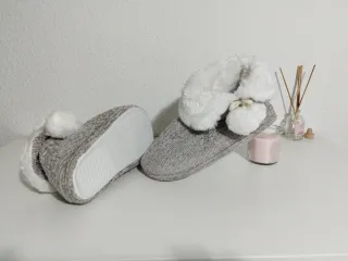Botas de casa invierno grises y blancas