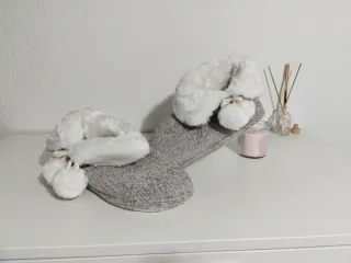 Botas de casa invierno grises y blancas