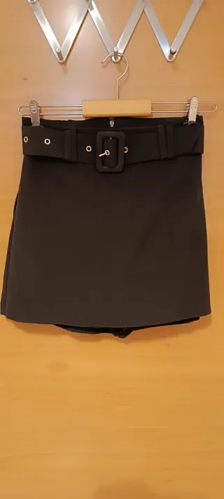 Falda pantalón negra con cinturón