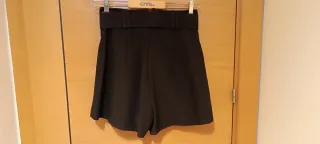 Falda pantalón negra con cinturón